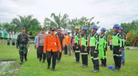 Pengecekan pasukan apel siaga Batingsor oleh Kalak BPBD Balangan, H. Rahmi didampingi unsur Forkopimda Balangan,Kamis (12/12/2024) (SuarIndonesia/ADV/RJ)