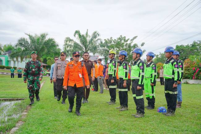 Pengecekan pasukan apel siaga Batingsor oleh Kalak BPBD Balangan, H. Rahmi didampingi unsur Forkopimda Balangan,Kamis (12/12/2024) (SuarIndonesia/ADV/RJ)