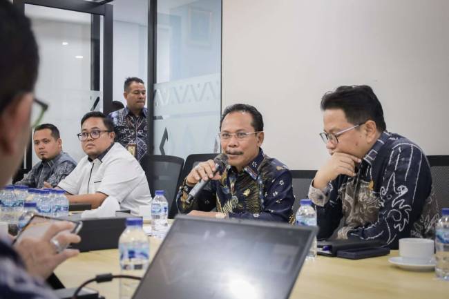 Komisi II DPRD Provinsi Kalsel saat berkunjung di Bank Kalsel Cabang Jakarta, kamis (12/12/2024) (SuarIndonesia/Ist)