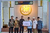 Bank Kalsel saat menyalurkan Bantuan kepada 9 Da'i yang Bertugas di Pedalaman melalui Dewan Da'wah Islamiyah Indonesia Prov. Kalsel .