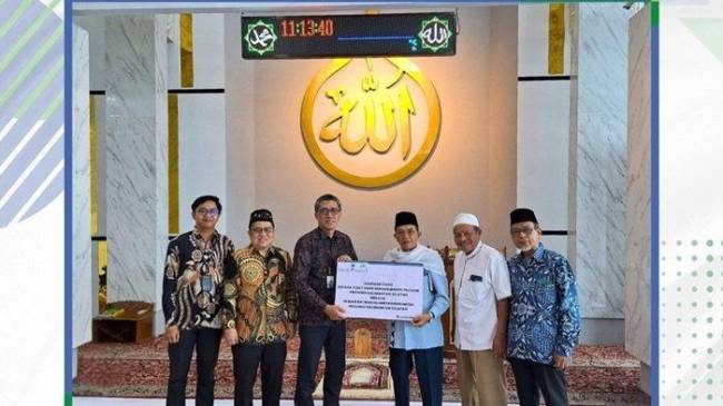 Bank Kalsel saat menyalurkan Bantuan kepada 9 Da'i yang Bertugas di Pedalaman melalui Dewan Da'wah Islamiyah Indonesia Prov. Kalsel .