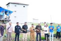 PADI APUNG- Kepala Kantor OJK Kalsel, Agus Maiyo, Kepala Dinas Pertanian HSS, HM Nur dan Dirut Bank Kalsel, Fachrudin, bersama FWE mencoba tanam budidaya padi apung, di Desa Tiang Gantung, Daha Barat, HSS.