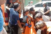 Tim Relawan dievakuasi jasad ke Ruangan Instalasi Pemulasaran Jenazah Rumah Sakit Umum Daerah (RSUD) Ulin Banjarmasin, guna dilakukan visum sembari menunggu pihak keluarganya. (SuarIndonesia/DO)