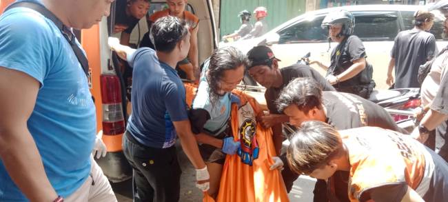 Tim Relawan dievakuasi jasad ke Ruangan Instalasi Pemulasaran Jenazah Rumah Sakit Umum Daerah (RSUD) Ulin Banjarmasin, guna dilakukan visum sembari menunggu pihak keluarganya. (SuarIndonesia/DO)