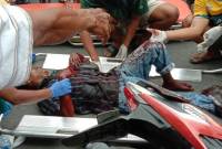 Korban terjatuh di i Komplek Cempaka Sari 3 Banjarmasin Barat, diberi pertolongan, Minggu (15/12/2024) (SuarIndonesia/DP).