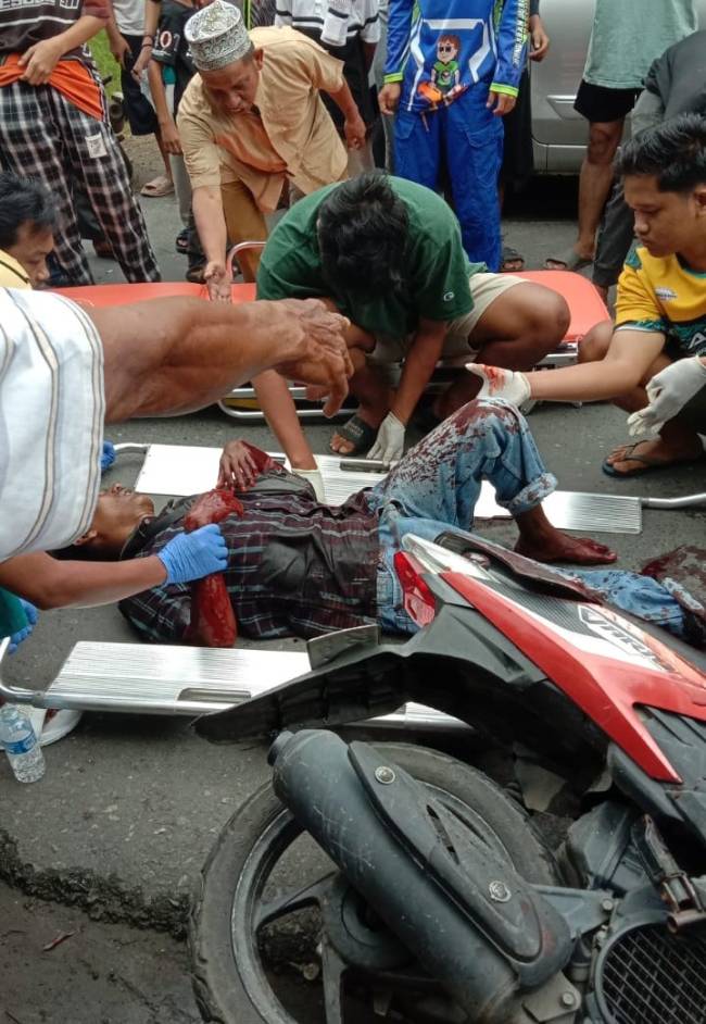 Korban terjatuh di i Komplek Cempaka Sari 3 Banjarmasin Barat, diberi pertolongan, Minggu (15/12/2024) (SuarIndonesia/DP).