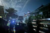 Berkobar rumah bedakan (sewaan) enam pintu, di Jalan Gubernur Soebardjo, Gang Basirih 1 RT 23 Banjarmasin Barat, Minggu (15/12/2024) malam. (SuarIndonesia/DO)