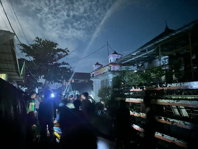 Berkobar rumah bedakan (sewaan) enam pintu, di Jalan Gubernur Soebardjo, Gang Basirih 1 RT 23 Banjarmasin Barat, Minggu (15/12/2024) malam. (SuarIndonesia/DO)