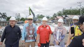 Dewan Kalsel pantau pengerjaan proyek pembangunan Jembatan Sungai Atanik di Desa Bawahan Selan, Kecamatan Mataraman, Kabupaten Banjar. Senin, (16/12/2024) (SuarIndonesia/Ist)