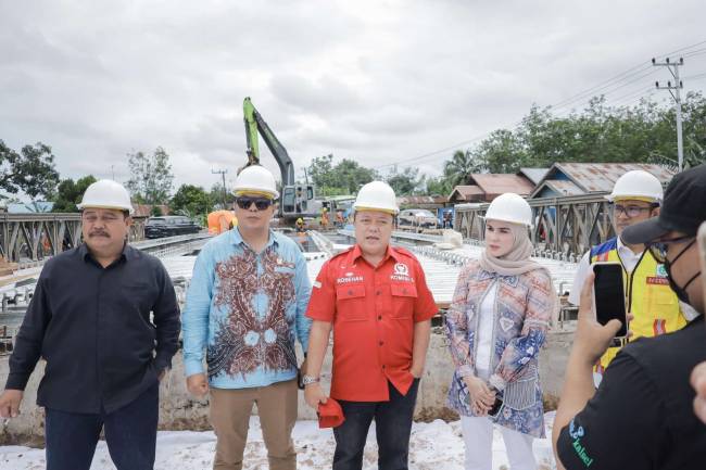 Dewan Kalsel pantau pengerjaan proyek pembangunan Jembatan Sungai Atanik di Desa Bawahan Selan, Kecamatan Mataraman, Kabupaten Banjar. Senin, (16/12/2024) (SuarIndonesia/Ist)