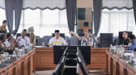 audensi dengan Komisi II DPRD Provinsi Kalsel, Selasa (17/12/2024). (SuarIndonesia/ HM)