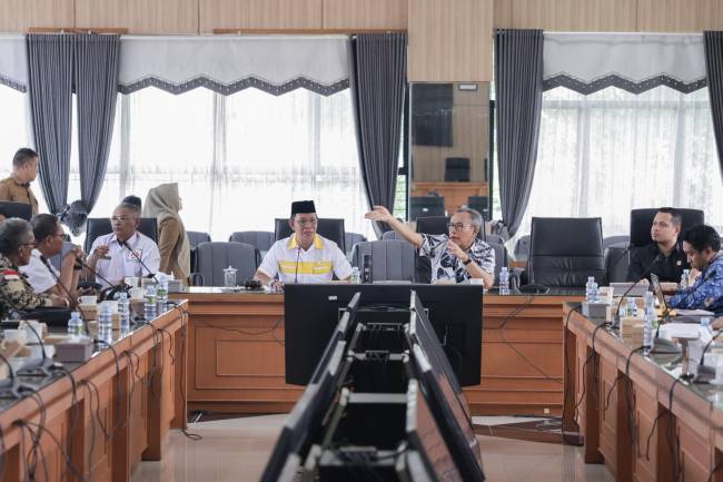 audensi dengan Komisi II DPRD Provinsi Kalsel, Selasa (17/12/2024). (SuarIndonesia/ HM)