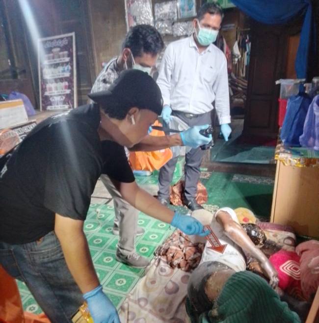 Asep Safrudin (40) ditemukan tergeletak tak bernyawa di pinggir Jalan Kelayan A, depan Gang Roti Banjarmasin Selatan, Kamis (19/12/2024). SuarIndonesia/DO)
