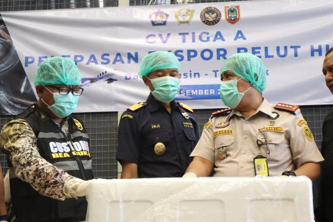 Bea Cukai Kalbagsel kembali melepas ekspor belut sawah hidup,  Kamis (19/12/2024). (SuarIndonesia/Ist)
