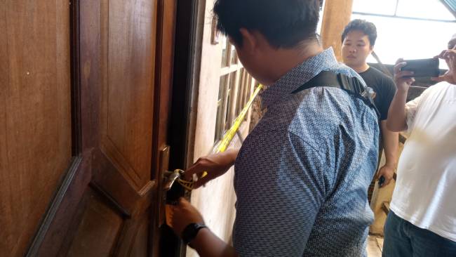 Geger para karyawan hotel, lantaran temukan seorang tamu yang menginap  bernama Hasani ditemukan tak bernyawa dengan kondisi berimbah darah, Jum'at (20/12/2024) (SuarIndonesia/DO)