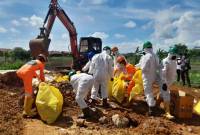 Terkait limbah Tmedis tersebut, pihak kepolisian membongkar dengan menggunakan alat berat berupa excavator, Senin (23/12/2024) dan dimusnahkan. (SuarIndonesia.YI).