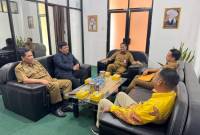 Sandi juga meninjau dan melihat secara dekat kondisi mobil bantuan BNPB di area parkir Kantor BPBD Kalsel, Banjarbaru Senin (23/12/2024). (SuarIndonesia/RW)
