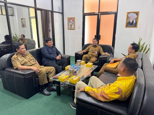 Sandi juga meninjau dan melihat secara dekat kondisi mobil bantuan BNPB di area parkir Kantor BPBD Kalsel, Banjarbaru Senin (23/12/2024). (SuarIndonesia/RW)