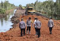 Kapolda Kalsel, Irjen Pol Rosyanto Yudha Hermawan, melakukan pengecekan lokasi program Ketahanan Pangan Polda Kalsel yang terletak di Jalan Gubernur Syarkawi Km 5, Kabupaten Banjar, Senin (23/12/2024). (SuarIndonesia/Ist)