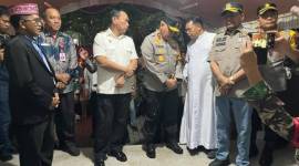Kapolda Kalsel, Irjen Pol Rosyanto Yudha Hermawan bersama Forkopimda pastikan keamanan saat peribadatan Malam Misa Natal di sejumlah Gereja Banjarmasin, Selasa (24/12/2024) malam. (SuarIndonesia/ZI)