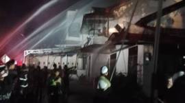 Kobaran api di Jalan Kacapiring V Banjarmasin Tengah, Selasa (24/12/2024) malam, sekitar pukul 21.24 WITA. (SuarIndonesia/DO)