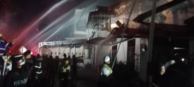 Kobaran api di Jalan Kacapiring V Banjarmasin Tengah, Selasa (24/12/2024) malam, sekitar pukul 21.24 WITA. (SuarIndonesia/DO)