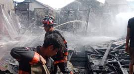 Kebakaran di Jalan Yos Sudarso Komplek Airmantan RT 28 RW 11 Banjarmasin Barat, Jum'at (27/12/2024) sore. (SuarIndonesia/DO)