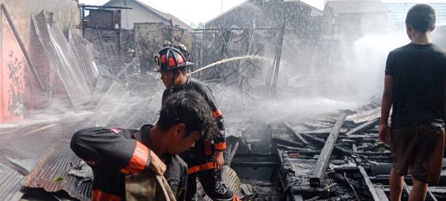 Kebakaran di Jalan Yos Sudarso Komplek Airmantan RT 28 RW 11 Banjarmasin Barat, Jum'at (27/12/2024) sore. (SuarIndonesia/DO)