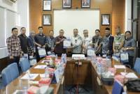 CINDRA MATA- Sekretaris Komisi yang membidangi Ekonomi dan Keuangan, H Jahrian dan rombongan diterima Kepala Cabang Teguh Indra Bayu beserta jajaran di ruang rapat Kantor Bank Kalsel Cabang Batulicin, Jalan Raya Batulicin No.29, Kabupaten Tanah Bumbu, Jum’at, 27/12/2024 saat tukar menukar Cindra mata.