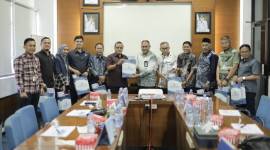 CINDRA MATA- Sekretaris Komisi yang membidangi Ekonomi dan Keuangan, H Jahrian dan rombongan diterima Kepala Cabang Teguh Indra Bayu beserta jajaran di ruang rapat Kantor Bank Kalsel Cabang Batulicin, Jalan Raya Batulicin No.29, Kabupaten Tanah Bumbu, Jum’at, 27/12/2024 saat tukar menukar Cindra mata.