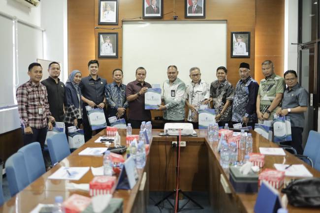 CINDRA MATA- Sekretaris Komisi yang membidangi Ekonomi dan Keuangan, H Jahrian dan rombongan diterima Kepala Cabang Teguh Indra Bayu beserta jajaran di ruang rapat Kantor Bank Kalsel Cabang Batulicin, Jalan Raya Batulicin No.29, Kabupaten Tanah Bumbu, Jum’at, 27/12/2024 saat tukar menukar Cindra mata.