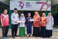 Dharma Wanita Persatuan (DWP) Kantor Kementerian Agama Kabupaten Balangan  menyerahkan bantuan beasiswa dari Unit Pengumpul Zakat (UPZ) Kemenag Balangan kepada 77 siswa dari berbagai Madrasah dan Raudhatul Athfal (RA) di lingkungan Kemenag Balangan, Senin (30/12/2024) (SuarIndonesia/Mc.Balangan)