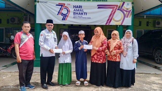 Dharma Wanita Persatuan (DWP) Kantor Kementerian Agama Kabupaten Balangan  menyerahkan bantuan beasiswa dari Unit Pengumpul Zakat (UPZ) Kemenag Balangan kepada 77 siswa dari berbagai Madrasah dan Raudhatul Athfal (RA) di lingkungan Kemenag Balangan, Senin (30/12/2024) (SuarIndonesia/Mc.Balangan)