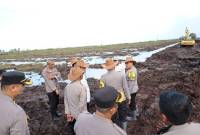 (Kapolda Kalsel) Irjen Pol Rosyanto Yudha Hermawan, pengecekan ke lokasi Program Ketahanan Pangan Polda Kalsel  di Jalan Gubernur Syarkawi Km 5, Kabupaten Banjar, pada Senin (30/12/2024). (SuarIndonesia/Ist)