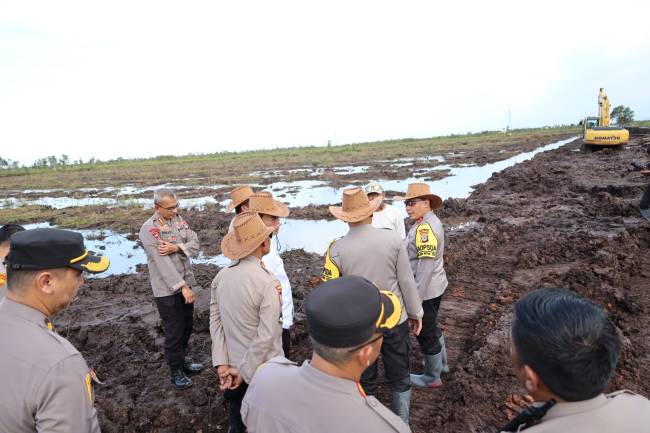 (Kapolda Kalsel) Irjen Pol Rosyanto Yudha Hermawan, pengecekan ke lokasi Program Ketahanan Pangan Polda Kalsel  di Jalan Gubernur Syarkawi Km 5, Kabupaten Banjar, pada Senin (30/12/2024). (SuarIndonesia/Ist)