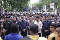 Ratusan mahasiswa yang tergabung dalam aliansi Badan Eksekutif Mahasiswa (BEM) se-Kalimantan Selatan (Kalsel)  aksi unjuk rasa (unras) di depan Kantor DPRD Provinsi, Jalan Lambung Mangkurat, Banjarmasin. Selasa (31/12/2024). (SuarIndonesia/HM)