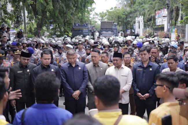 Ratusan mahasiswa yang tergabung dalam aliansi Badan Eksekutif Mahasiswa (BEM) se-Kalimantan Selatan (Kalsel)  aksi unjuk rasa (unras) di depan Kantor DPRD Provinsi, Jalan Lambung Mangkurat, Banjarmasin. Selasa (31/12/2024). (SuarIndonesia/HM)