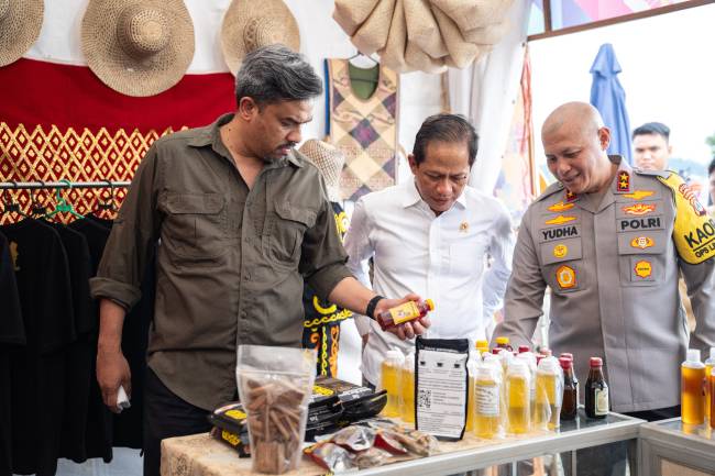 Menteri UMKM RI, Maman Abdurrahman dan Menteri Lingkungan Hidup (LH) Hanif Faisol Nurofiq, motivasi pengunjung Batulicin Festival (Batfest) 2024, Selasa (31/12/2024) sore/ (SuarIndonesia/Ist) 