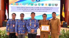 Foto bersama Penjabat Sementara (Pjs) Bupati Balangan, Thaufik Hidayat (tengah) bersama Diskominfosan Balangan usai peluncuran pembentukan CSIRT di Mahligai Pancasila, Banjarmasin, Senin (18/11/2024