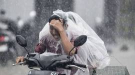 Arsip Foto - Pengendara motor mengenakan jas hujan saat hujan turun di Jalan Raya Petir-Tunjung, Kabupaten Serang, Banten, Senin (25/11/2024). (ANTARA FOTO/Putra M Akbar)