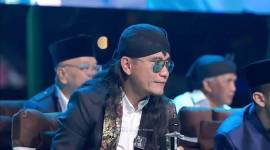 DPR RI meminta Menag Nasaruddin Umar serius menyeleksi sertifikasi dai usai insiden Gus Miftah mengolok-olok penjual es teh saat berdakwah. (Screenshot @youtube)