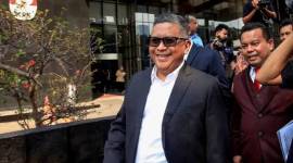 Sekjen PDI Perjuangan Hasto Kristiyanto berjalan menuju mobilnya usai menjalani pemeriksaan di Gedung Merah Putih KPK, Jakarta, Selasa (20/8/2024). (Dok: ANTARA FOTO/Reno Esnir)