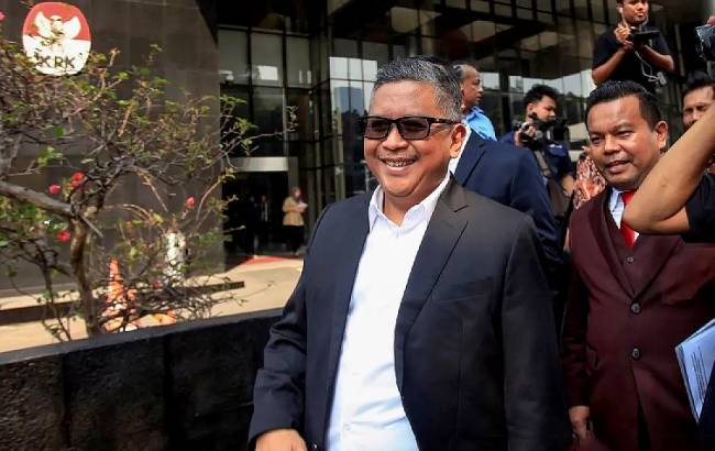 Sekjen PDI Perjuangan Hasto Kristiyanto berjalan menuju mobilnya usai menjalani pemeriksaan di Gedung Merah Putih KPK, Jakarta, Selasa (20/8/2024). (Dok: ANTARA FOTO/Reno Esnir)