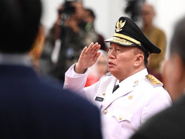 H Muhidin, Gubernur Kalsel, yang dilantik ucapkan sumpah dan janji di hadapan Presiden Prabowo Subianto, Senin (16/12/2024) (SuarIndonesia/Ist)