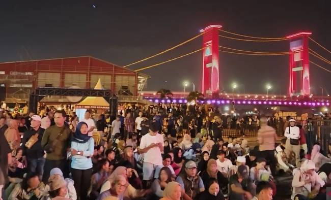 festival jazz internasional di tepi sungai Musi untuk pertama kalinya di dunia tepatnya di pelataran Benteng Kuto Besak Palembang, Sabtu (30/11/2024) (SuarIndonesia/. (ANTARA/ M Imam Pramana)
