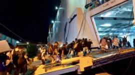 Para penumpang berangkat memasuki kapal di Pelabuan Trisakti Banjarmasin, Kalimantan Selatan, Selasa (24/12/2024). (SuarIndonesia/ANTARA/HO-KSOP Banjarmasin)