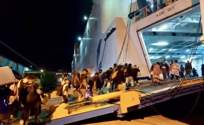 Para penumpang berangkat memasuki kapal di Pelabuan Trisakti Banjarmasin, Kalimantan Selatan, Selasa (24/12/2024). (SuarIndonesia/ANTARA/HO-KSOP Banjarmasin)