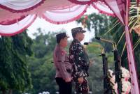 Kepala Kepolisian Republik Indonesia Jenderal Polisi Listyo Sigit Prabowo dan Panglima TNI Jenderal Agus Subiyanto memimpin apel gelar pasukan Operasi Lilin Agung pengamanan Natal dan Tahun Baru di Lapangan Niti Mandala Renon, Denpasar, Bali, Jumat 20/12/2024). (ANTARA/Rolandus Nampu)