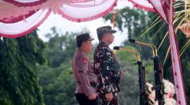 Kepala Kepolisian Republik Indonesia Jenderal Polisi Listyo Sigit Prabowo dan Panglima TNI Jenderal Agus Subiyanto memimpin apel gelar pasukan Operasi Lilin Agung pengamanan Natal dan Tahun Baru di Lapangan Niti Mandala Renon, Denpasar, Bali, Jumat 20/12/2024). (ANTARA/Rolandus Nampu)