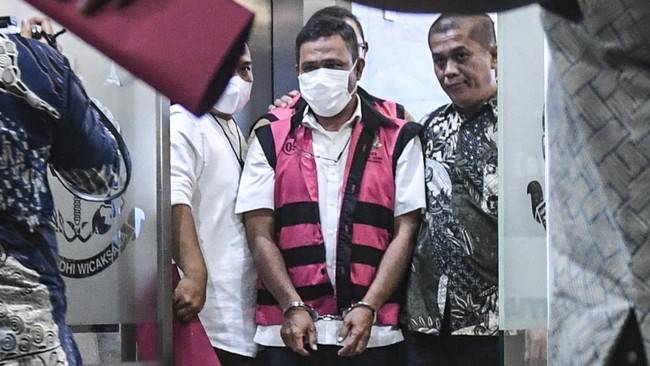 Salah satu Kepala Dinas ESDM Bangka Belitung Amir Syahbana (kiri). (ANTARA FOTO/Hafidz Mubarak A)